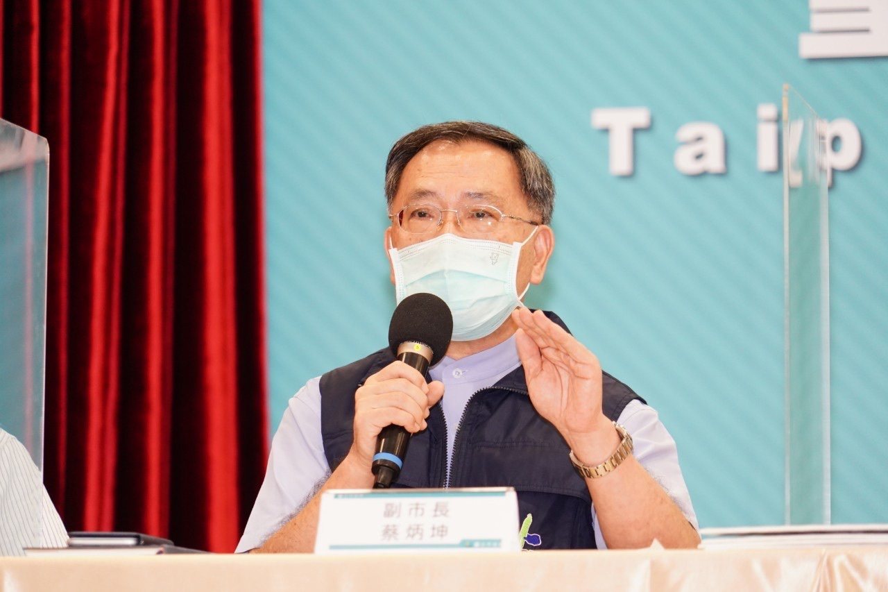 台北市副市長蔡炳坤表示，大學生有上課、住宿、活動問題，盡快接種完校園較安全。