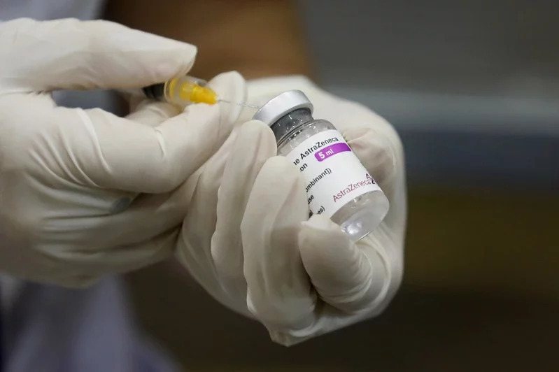 台灣採購疫苗過程飽受波折，取得數量一直不足，目前完整接種兩劑之人口百分比僅3.99%。示意圖／歐新社