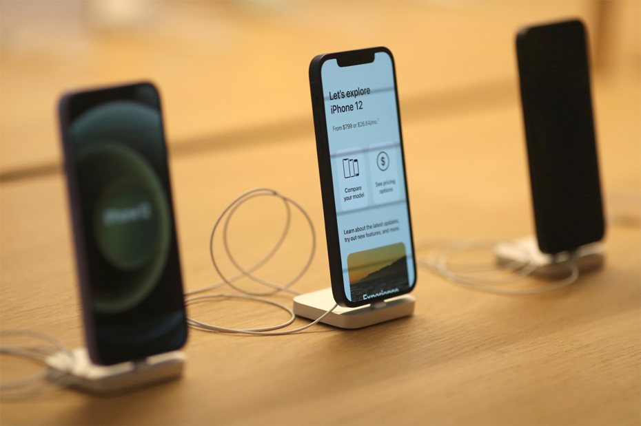 iPhone 12系列手機被批評電池續航力超爛。路透