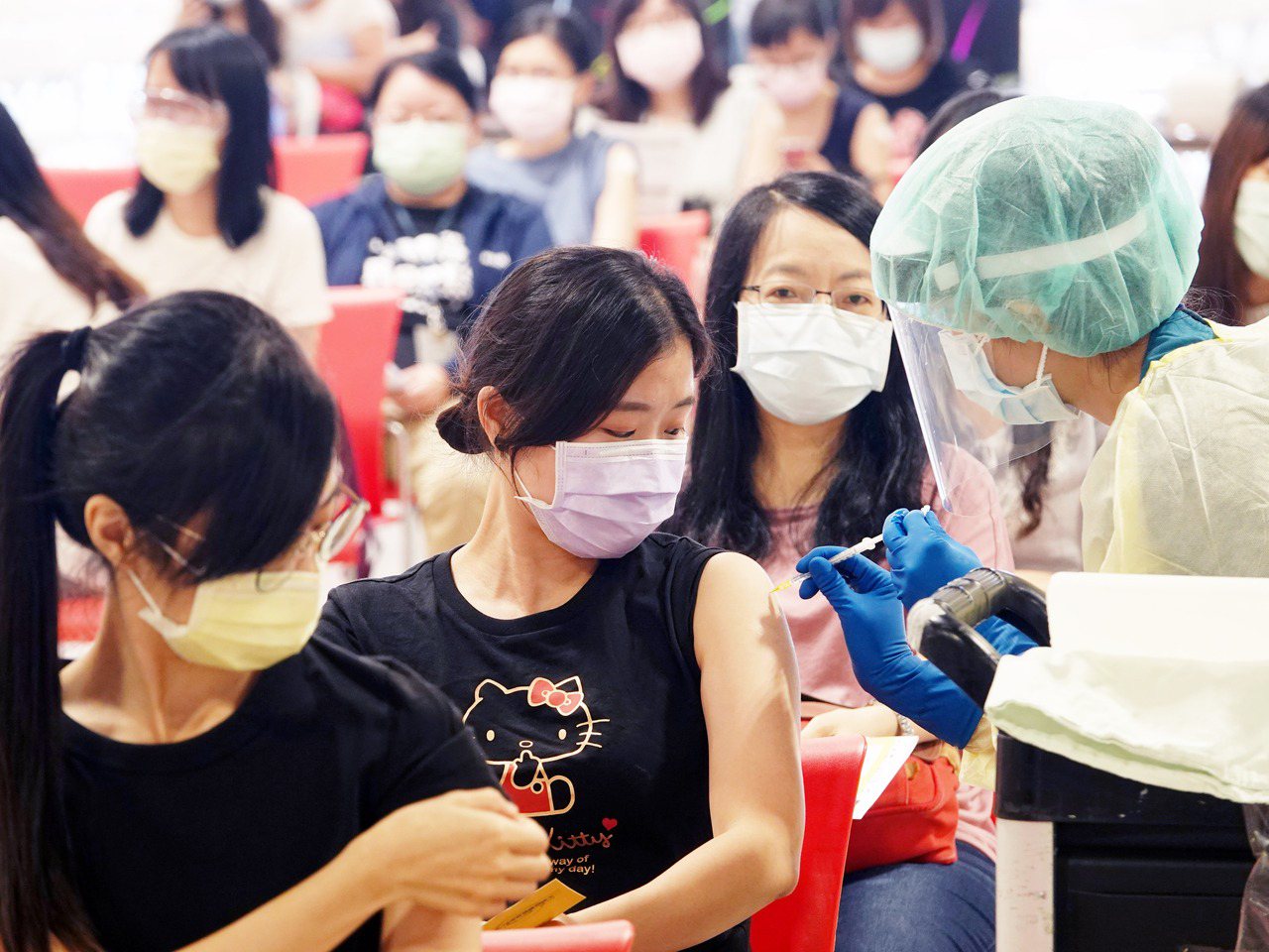 ACIP召集人李秉穎認為，以台灣現況拚一劑、或少數打二劑，對於疫情的控制不是那麼重要，還是要強調戴口罩等防疫政策。圖／聯合報系資料照