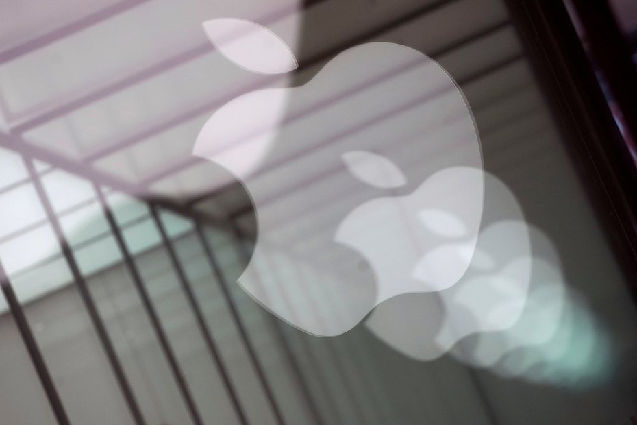 蘋果13日發表軟體更新，修補讓間諜軟體透過iMessage入侵的漏洞。路透