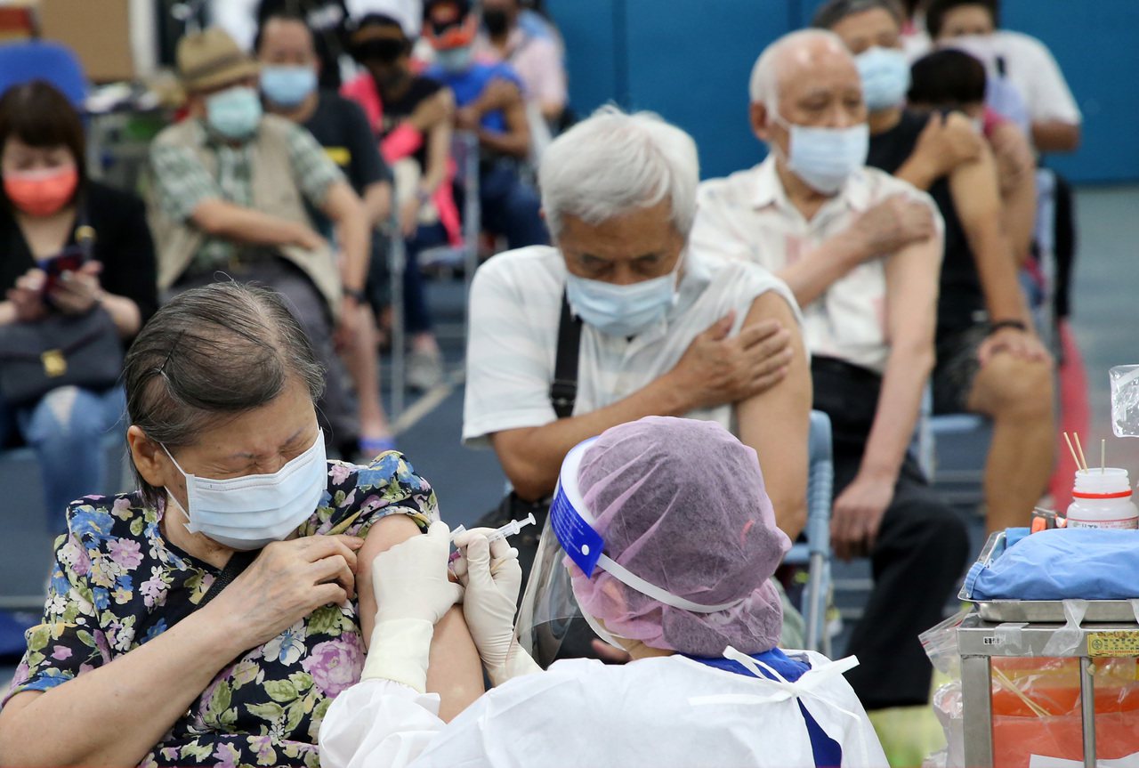 第八輪開打AZ疫苗，以六十五歲長者第二劑為主，台北市接種情況踴躍。今將到貨六十四萬劑AZ疫苗及一○八萬劑莫德納疫苗，指揮中心表示未來主要都將作為第二劑接種。記者胡經周／攝影