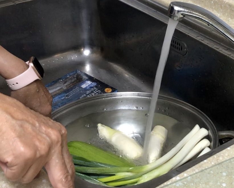 無需小蘇打、醋、鹽，流動清水就是洗蔬果唯一推薦。