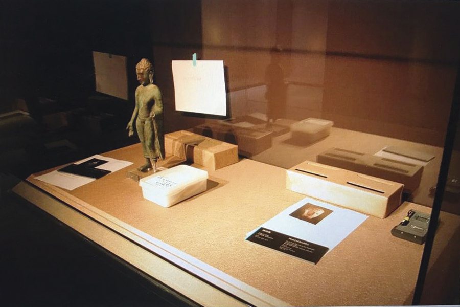 2015年「另眼看世界—大英博物館百品特展」展前織品照度量測。　沈建東攝