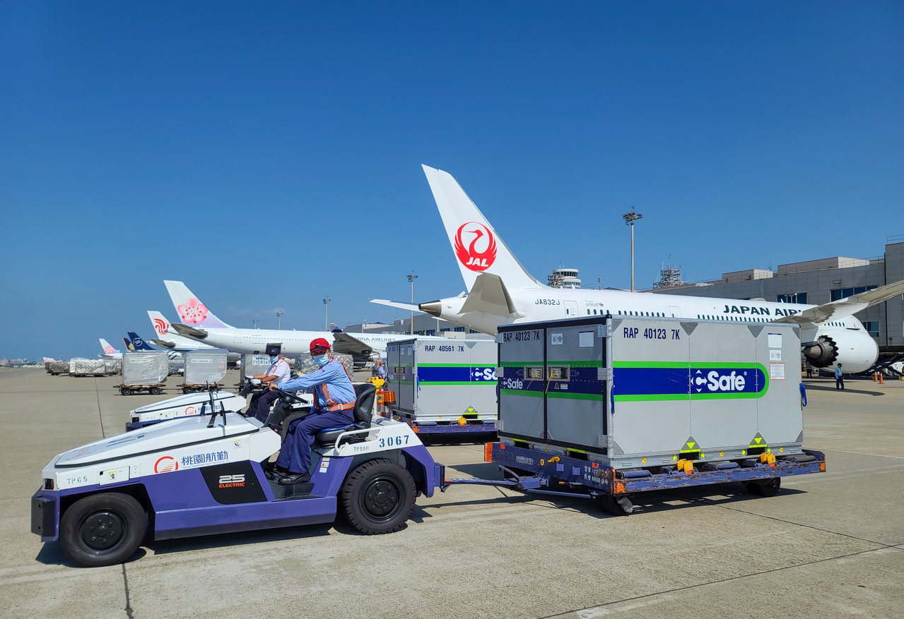 日本贈台的第五批疫苗下午由日航JL-809航班運抵桃園機場，有兩個冷凍櫃，總計五十萬計AZ疫苗。