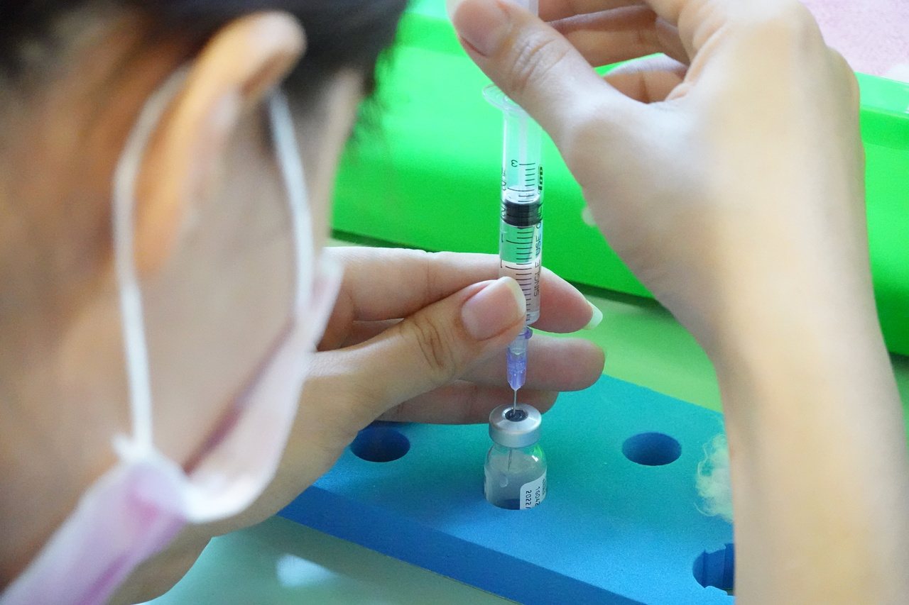 台大兒童醫院院長黃立民表示，在台灣疫苗覆蓋率作為降級標準並不實際，目前幾乎沒有確診個案，「其實可以降級」。記者陳苡葳／攝影