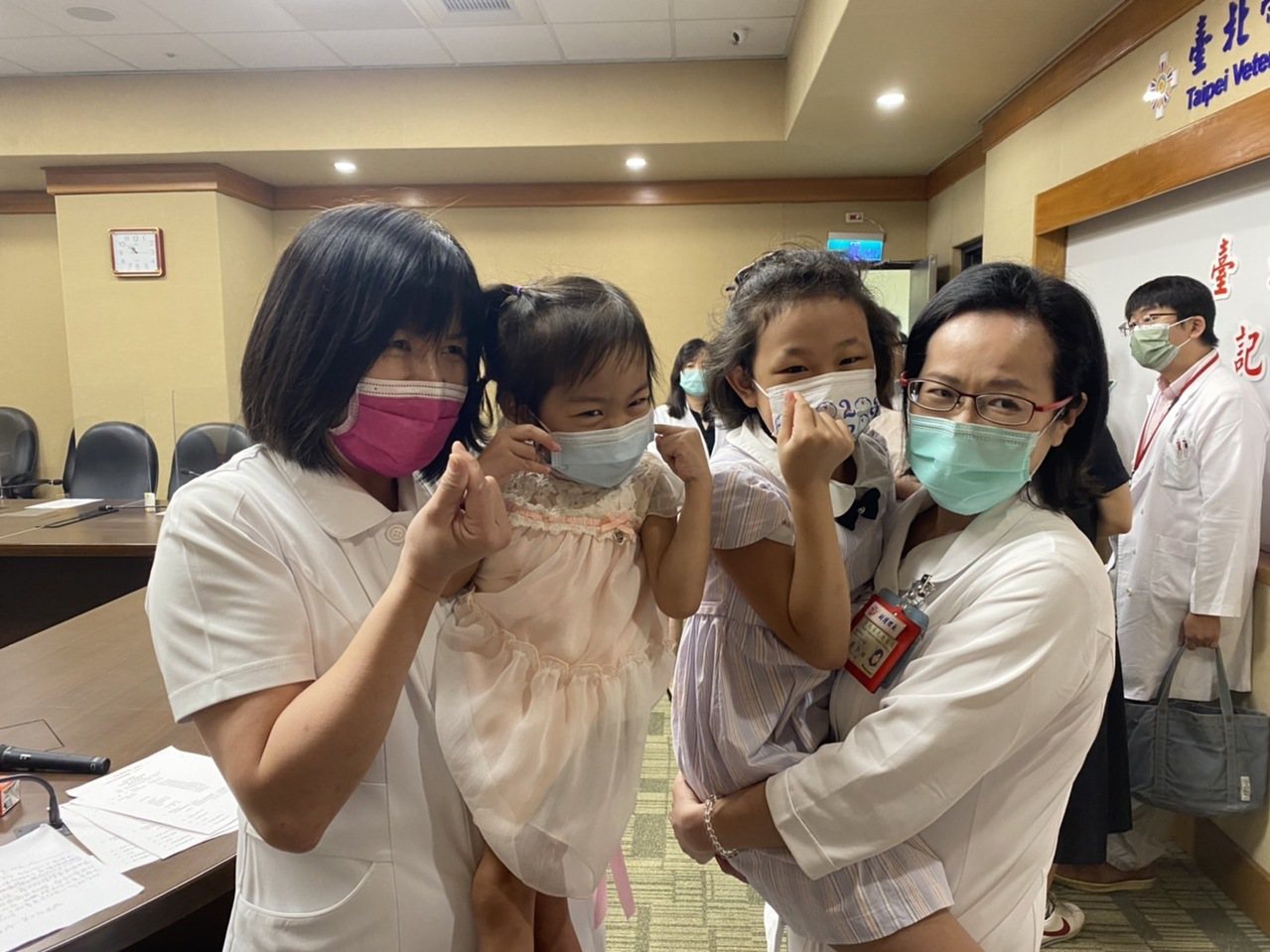 4歲李小妹妹(左二)，以及9歲許小妹妹(右二)接受器官捐贈成功，免於終身洗腎。記者蕭羽耘／攝影