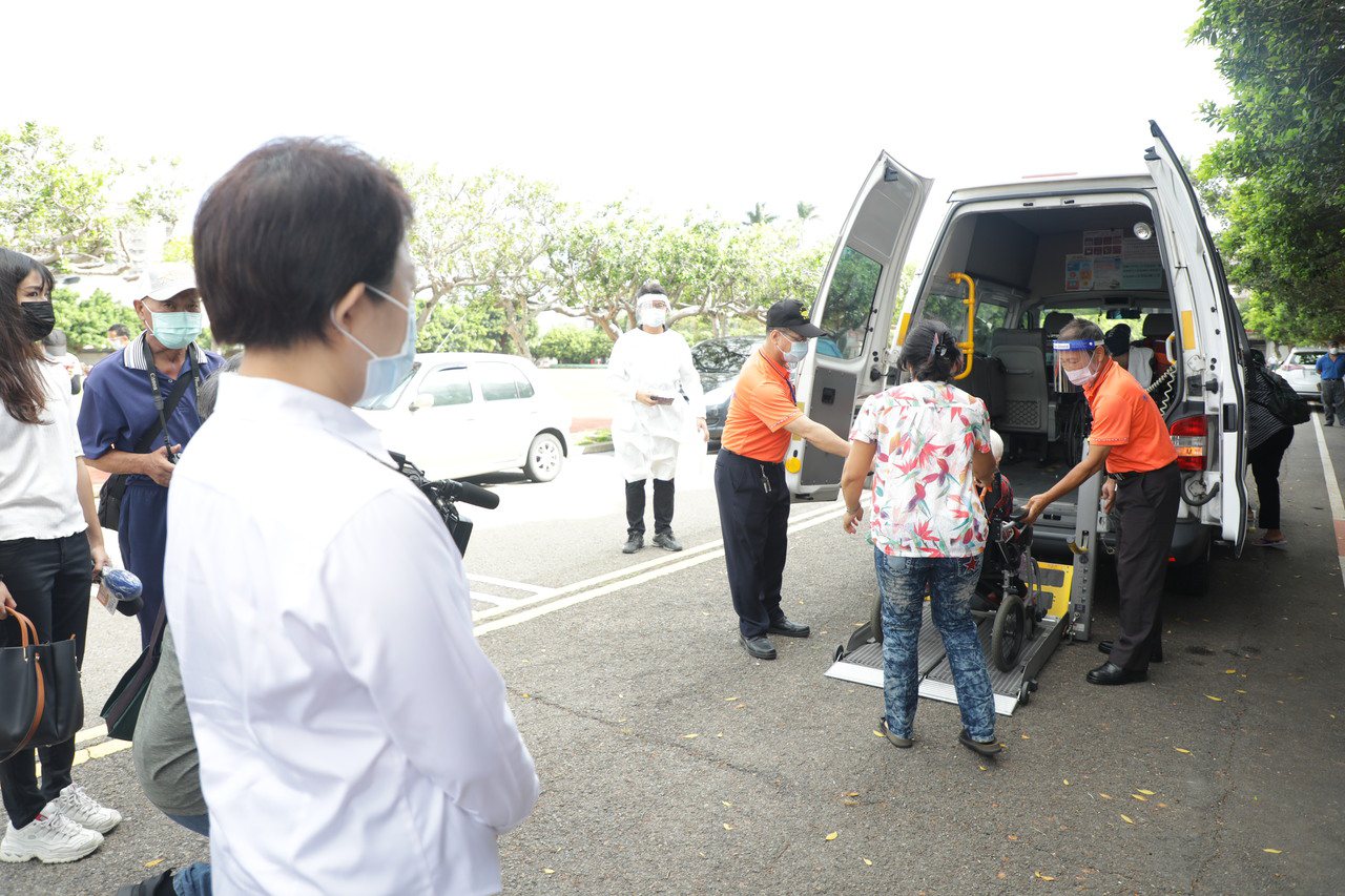復康巴士搶手，身心障礙者呼籲政府正視。圖為六月時台中市長盧秀燕視察復康巴士接送長者施打疫苗情形。

