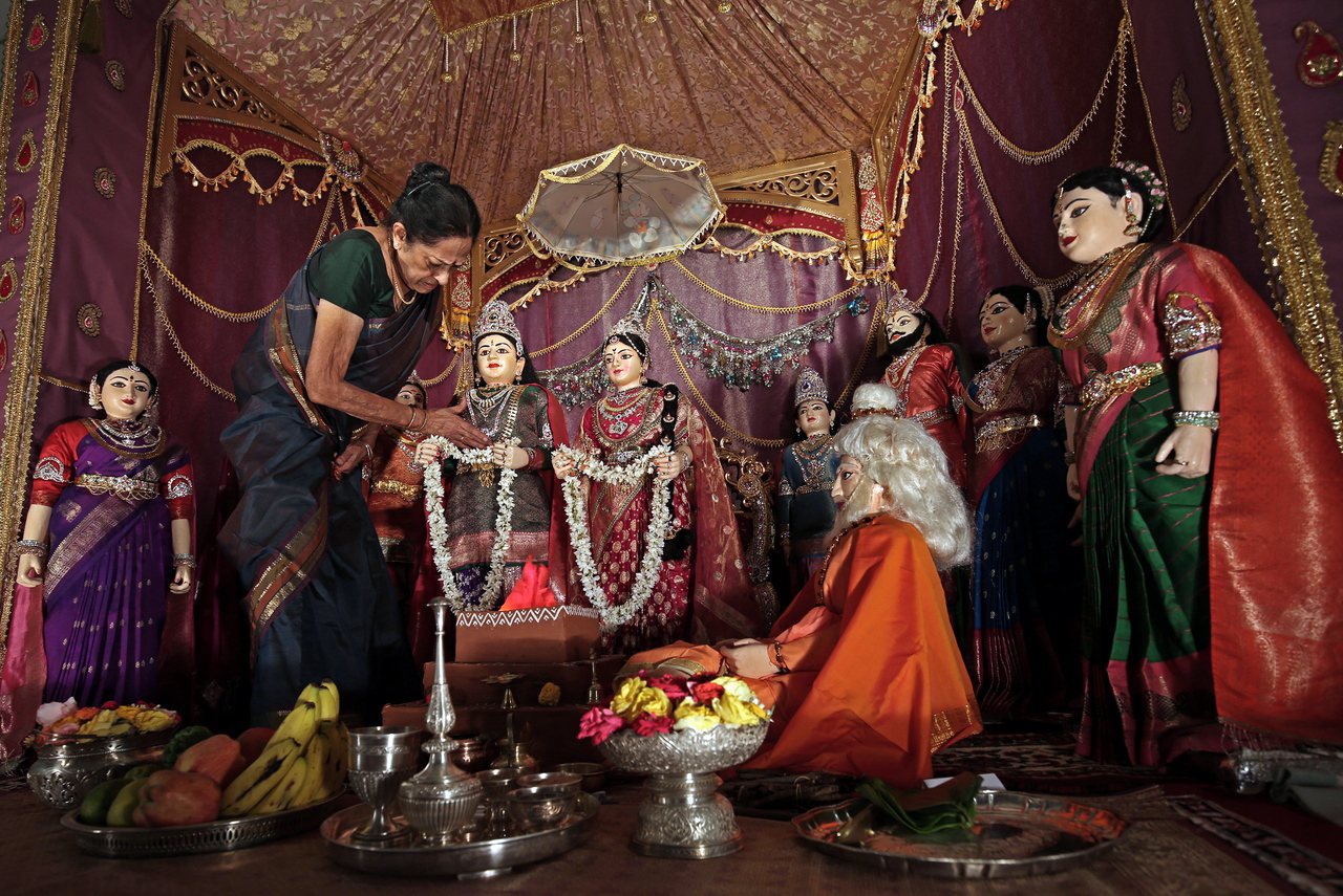 九夜節（Navaratri）是印度人敬拜杜爾加女神（Durga）的慶典，每年依印度曆在春季和秋季各慶祝一次，今年秋季的慶典落在10月7日至15日。圖為印度婦女布置慶典會場。