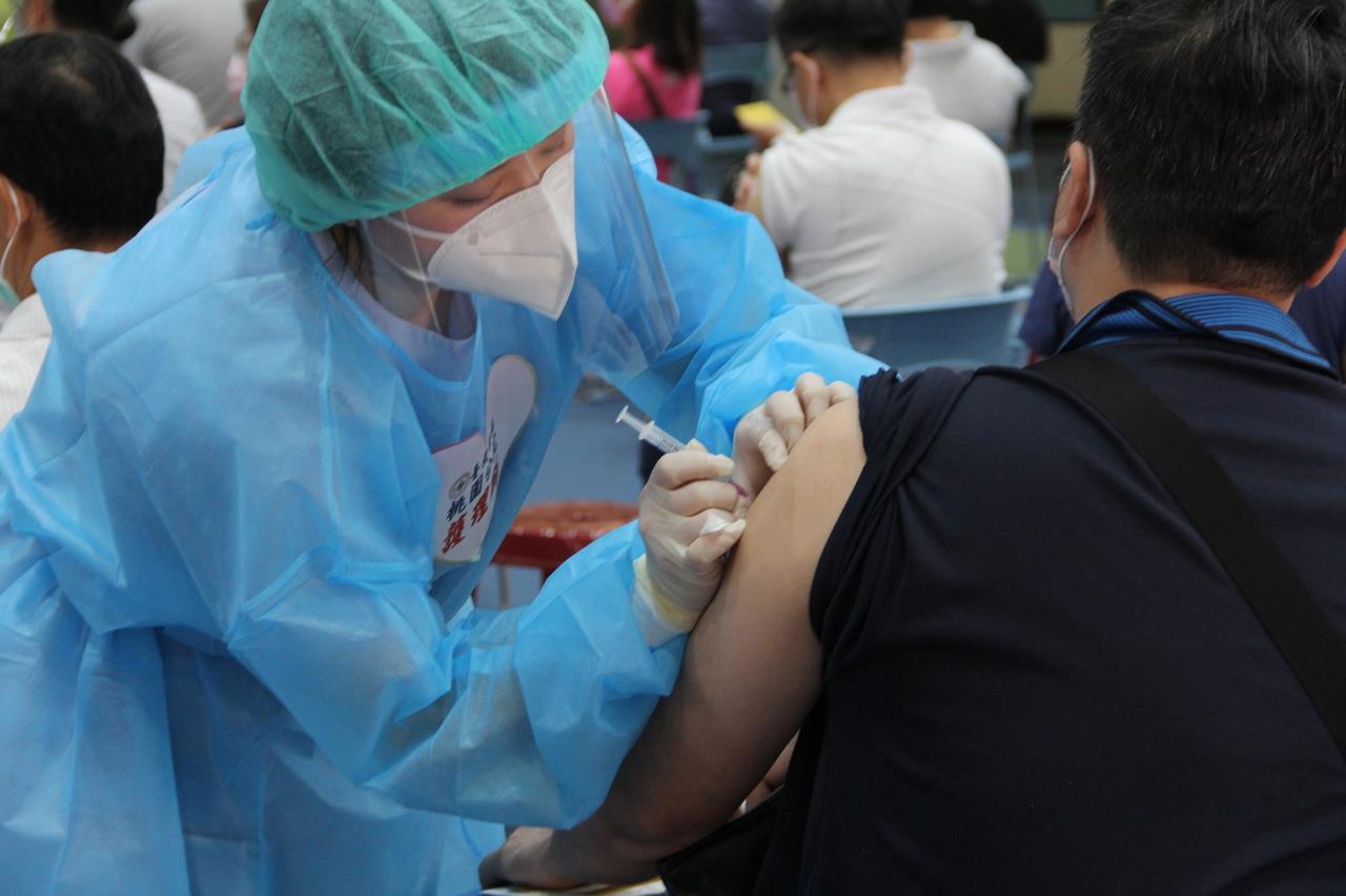 台北市接連發生疫苗誤打情況，副市長蔡炳坤要求醫療院所繃緊神經，裁罰部分將在今下午確定。聯合報系資料照