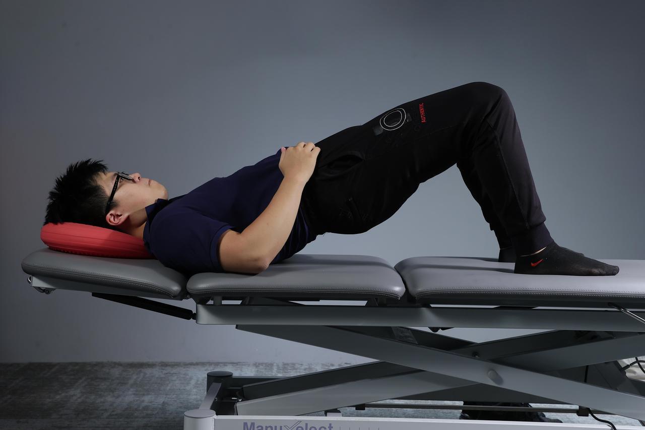 3招改善躺平背痛，第1招橋式背肌訓練。
