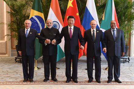 近年來中國大陸與全球經濟之間的關聯性已經大不如前，尤其是大陸與新興經濟體之間的關聯性更大幅下降。圖為「金磚五國」領導人於2016年的檔案照，由左而右依序為巴西、印度、中國大陸、俄羅斯以及南非領袖。圖／歐新社
