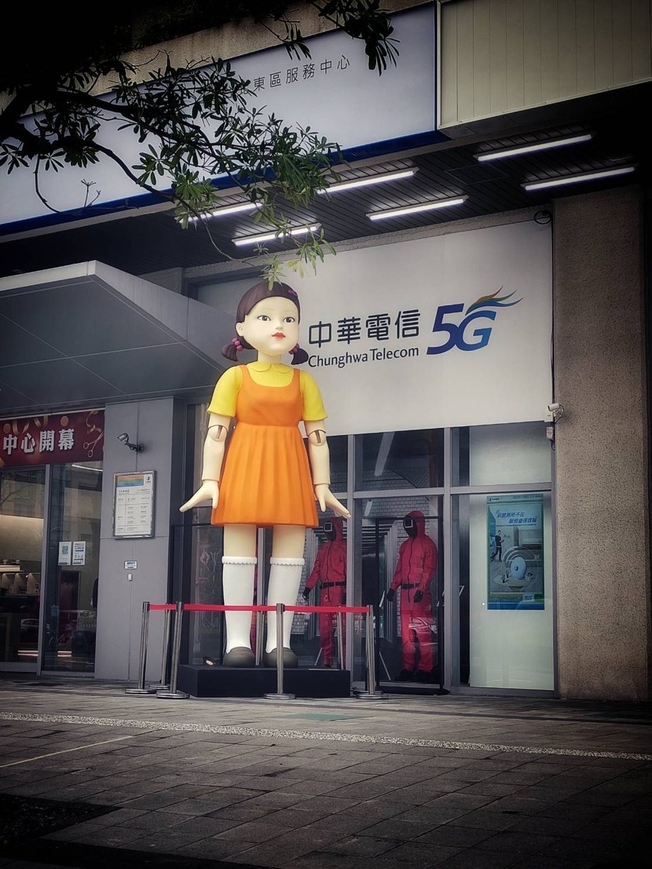 有民眾經過台北東區服務中心廣場，恰巧發現「魷魚遊戲」劇中123木頭人遊戲的4公尺原尺寸娃娃。 圖／讀者提供