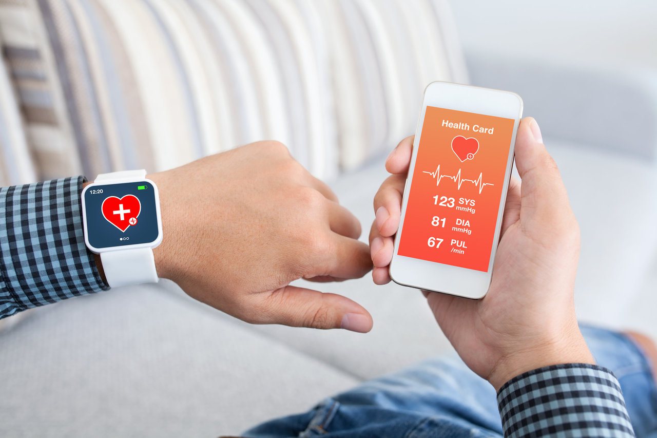 健康手環、智慧手表，除了可以當計步器，還可統計消耗多少熱量，測量血壓、心跳，甚至製成心電圖，瞭解心房顫動風險。圖╱123RF