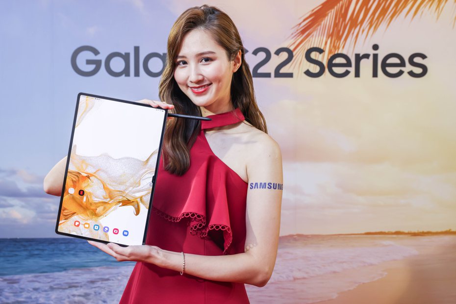 Samsung Galaxy Tab S8 Ultra搭載三星首次推出的14.6吋Super AMOLED大螢幕。記者吳致碩／攝影