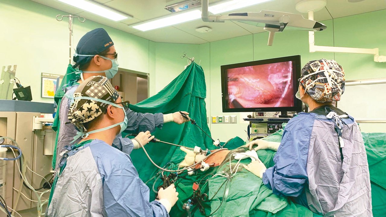 3D腹腔鏡微創手術系統下操作大腸直腸癌切除手術。圖／醫師游彥麟提供