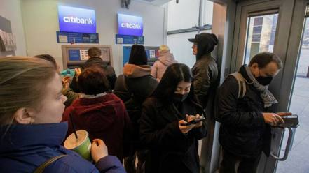 焦慮的俄國民眾已在自動提款機（ATM）搶領現金。彭博資訊