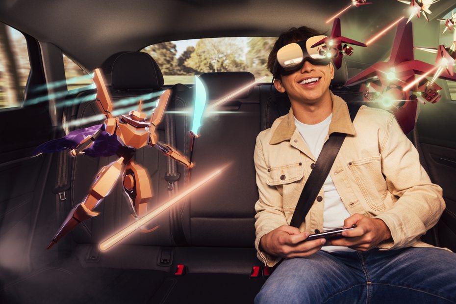 HTC VIVE展示Holoride的最新應用，將VR遊戲和沉浸式影片與車輛行進狀態相配合，改變未來車載娛樂的運作方式。圖／HTC提供