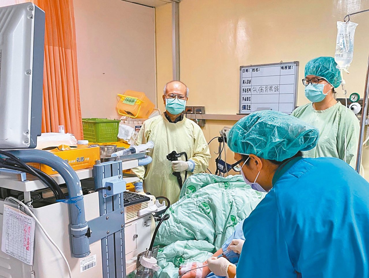 中國醫藥大學北港附設醫院腸胃肝膽科主任黃克章(左)為患者執行無痛內視鏡。圖／中國醫藥大學北港附設醫院提供