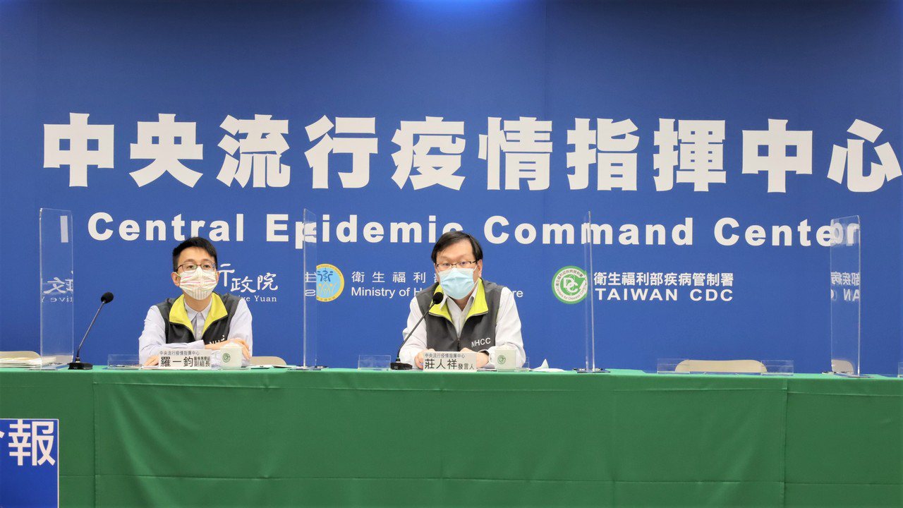 指揮中心醫療應變組副組長羅一鈞（左）、發言人莊人祥（右）。圖／指揮中心提供