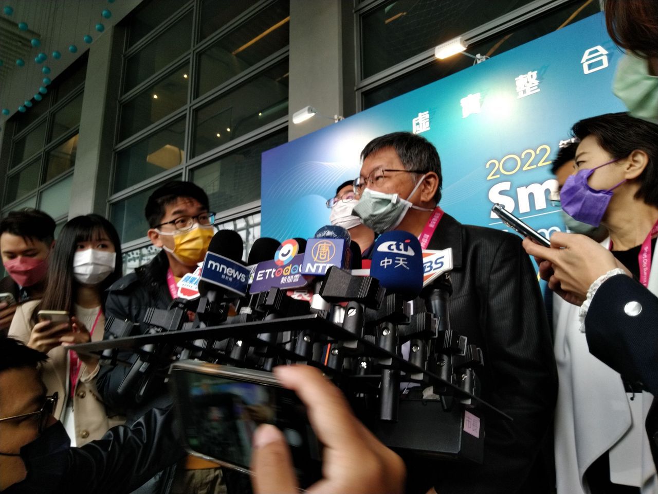 台北市長柯文哲也憂，今天和平院區護理師一家三口確診案，「告訴我們，社區裡面又有不明傳染源」。記者林麗玉／攝影