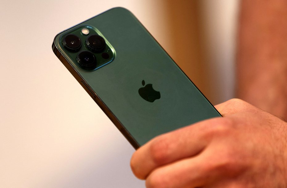 知名分析師郭明錤過去曾預測蘋果最快將在2025年推出首款「可折疊」iPhone，如今他透露這項預測可能有誤。 示意圖／路透