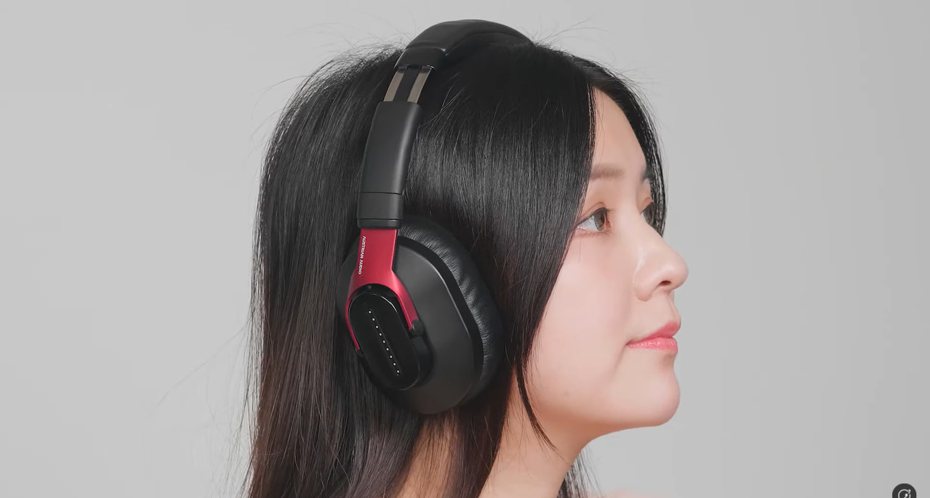 YouTube頻道「數位宇宙」開箱Austrian Audio」的藍牙耳機「Hi-X25BT」，該款耳機為耳罩式耳機，採用柔軟的記憶海綿，配戴舒適。（翻攝自YouTube頻道「數位宇宙」）