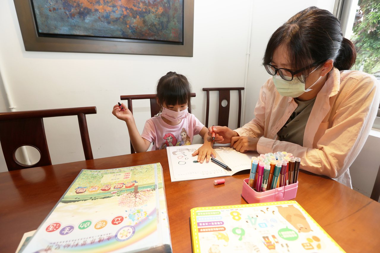 台灣本土病例連日增加，教育部放寬學生停課標準引爭議，國小學童因沒打疫苗風險高，未來是否施打疫苗也引起討論。記者劉學聖／攝影