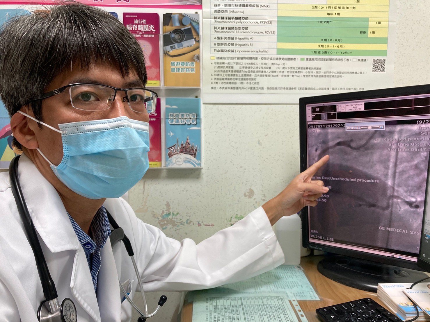 心臟內科醫師賴昭宏指出吳姓病患，因為蜜蜂螫咬，誘發心肌梗塞。圖／南投醫院提供