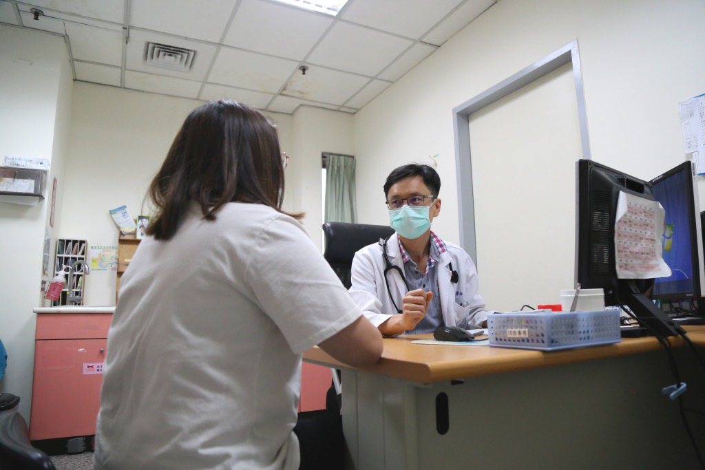 麻豆新樓醫院家庭醫學科主任莊立奇（右）表示，台灣已進入「肥胖國度」，肥胖是許多疾病前兆，適度減重維持體態，維持運動習慣，才能有健康生活。圖／麻豆新樓醫院提供