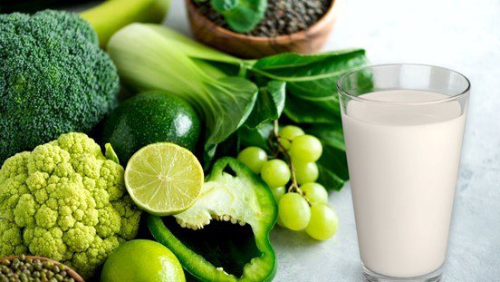 一杯綠拿鐵一次補充膳食纖維、維生素、礦物質等多種營養。
