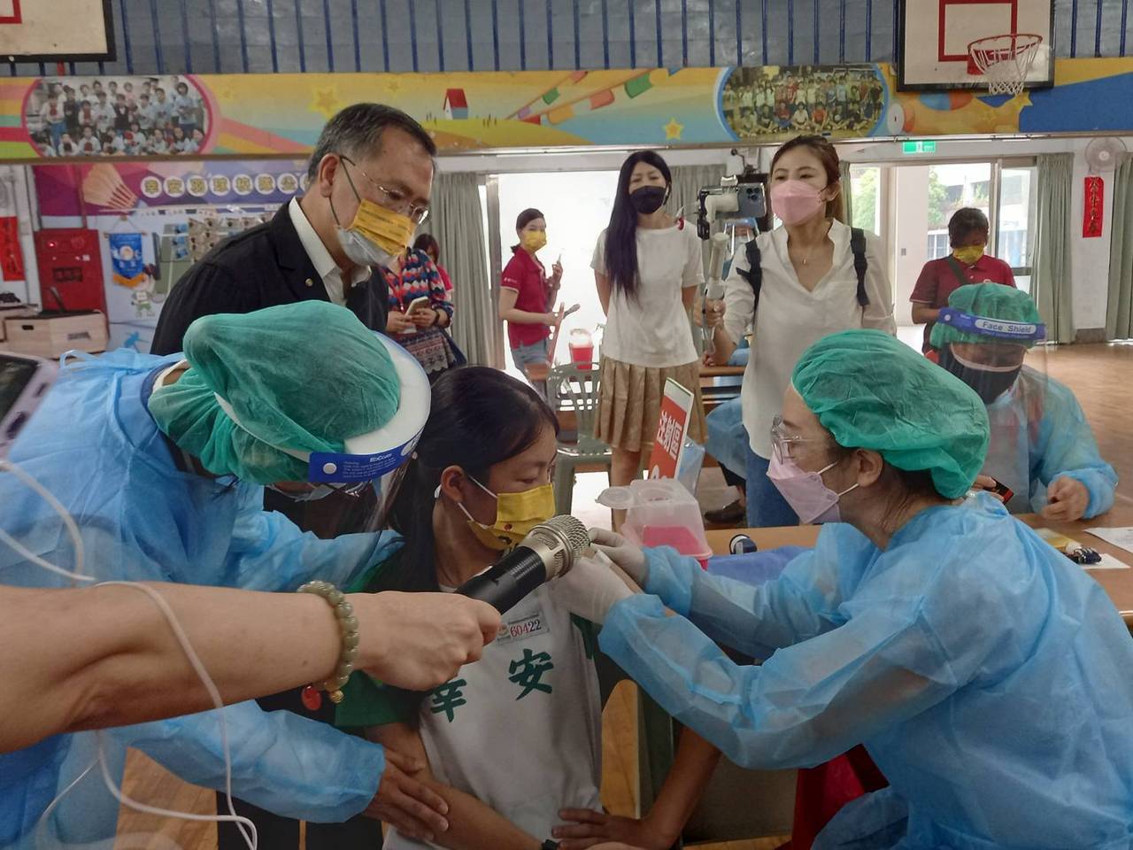 台北市副市長蔡炳坤及教育局、衛生局今天到幸安國小演練國小學童打疫苗。圖／教育局提供
