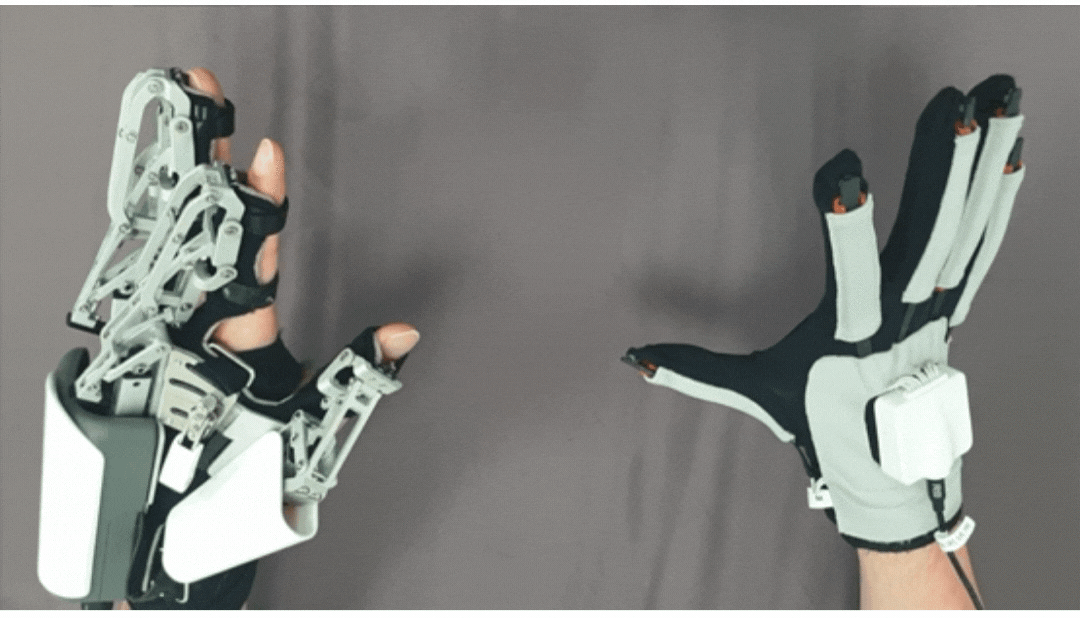 鏡像手(MirrorHand)，是由一個穿戴在中風患側手的外骨骼機器人以及穿戴在健側手的感應手套所組成。當健側手動作時，中風的患側手在機器人的帶動下，就能做出一模一樣的動作，稱之為雙側治療。