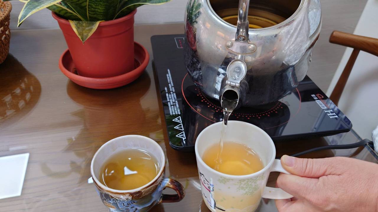 防疫茶配方很多，最近還有「官方配方」，民眾仍不宜自行照單全收。記者簡慧珍／攝影
