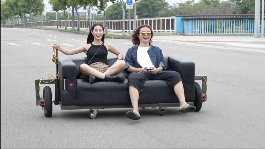 YouTuber「賤葆」發布新企劃，改裝沙發車開上路，引來網友質疑有違法嫌疑。 圖擷自影片