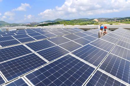 全球最大的太陽能電力市場中國大陸，產能不斷強上加強。（新華社）