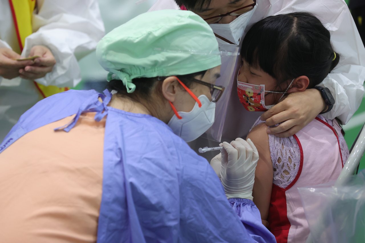 中央流行疫情指揮中心發言人莊人祥表示，幼兒莫德納疫苗預計下周會抵台，最快施打時間，將於7月中下旬開打。 記者葉信菉／攝影 
