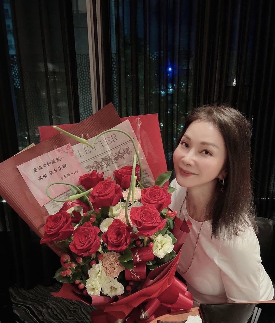 陳美鳳擔任金曲頒獎人，開心生日收到言承旭送的花。圖／民視提供
