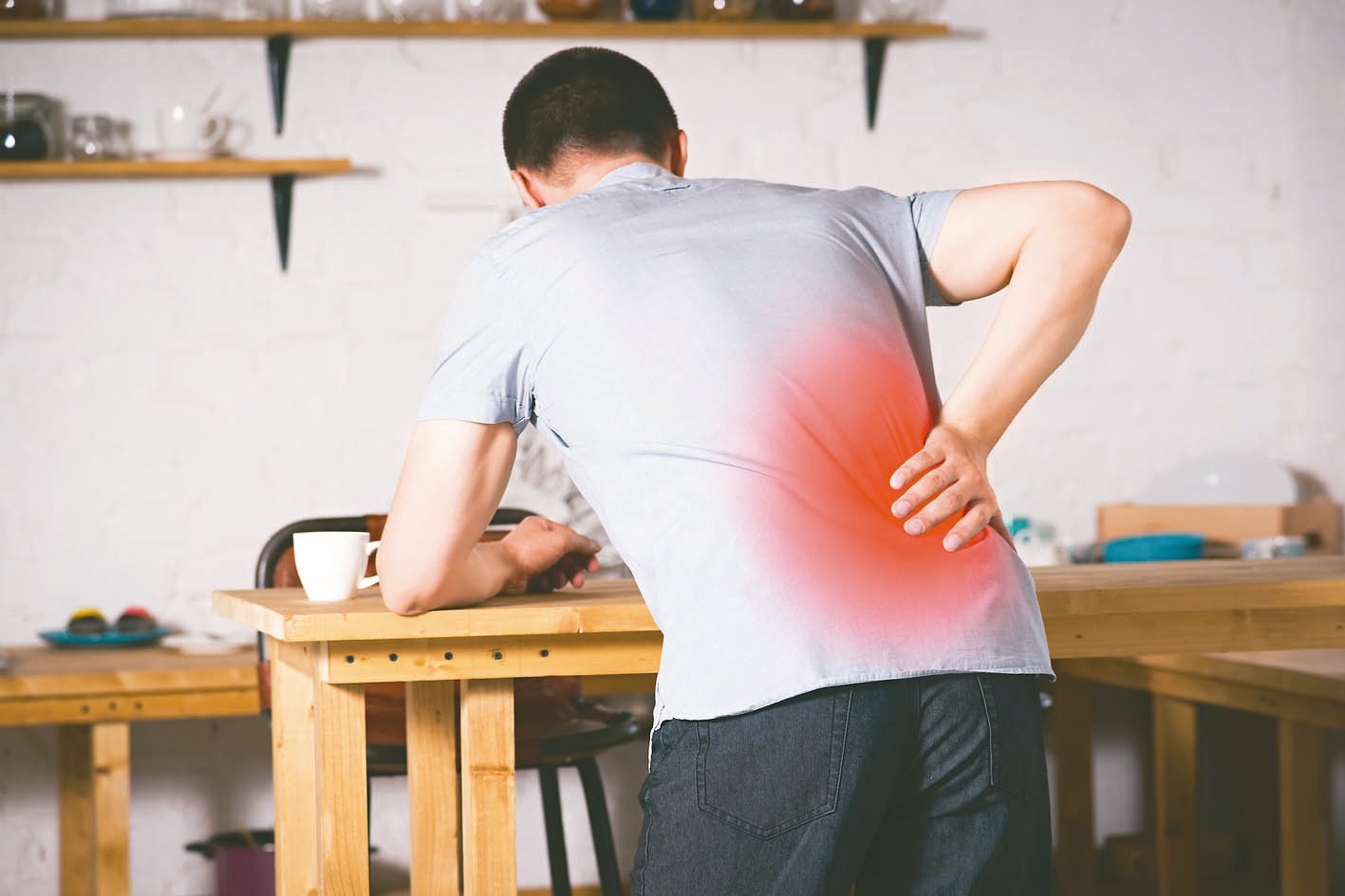 腰痠背痛不完全是腰背肌肉的問題，有可能是其他疾病，平時應該要多加注意。圖╱123RF