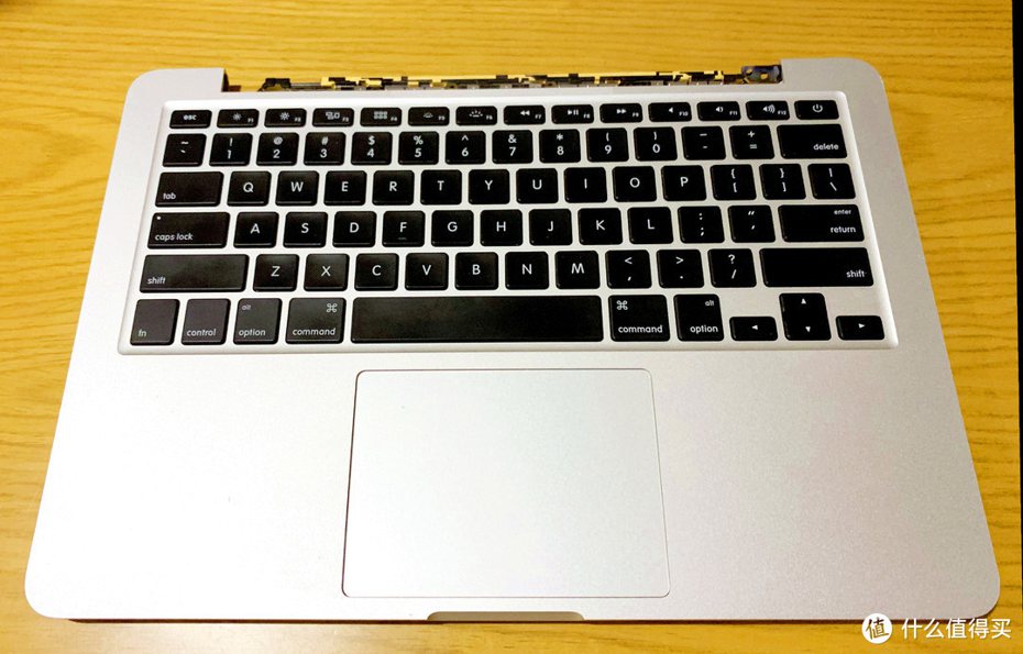 一名網友在拍賣網站買了「砍頭版」MacBook Pro來測試是否真的能用。（翻攝自什麼值得買論壇）