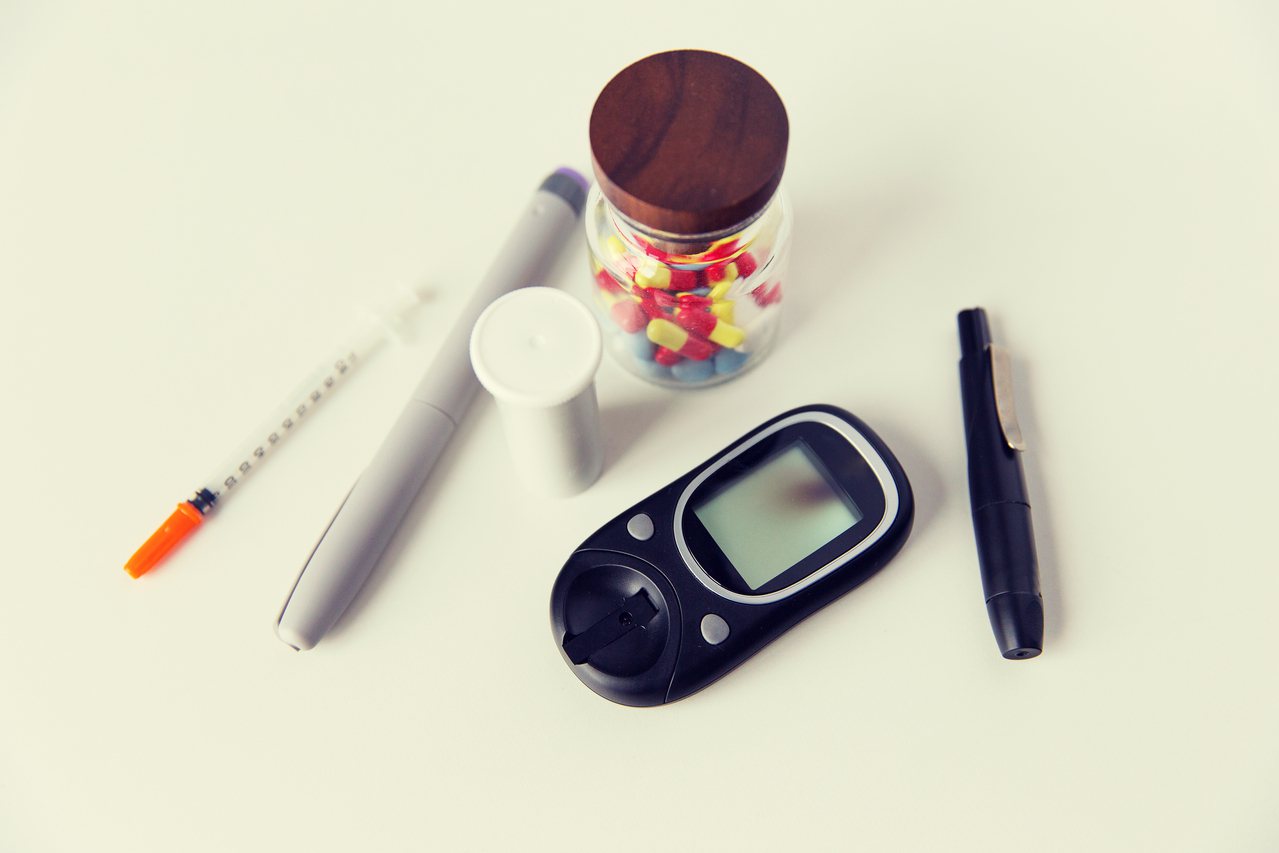 糖尿病病患血液中的血糖長期過高，會使腎臟血管擴張導致腎絲球血管血流增加、腎絲球內壓力升高，過濾率上升。