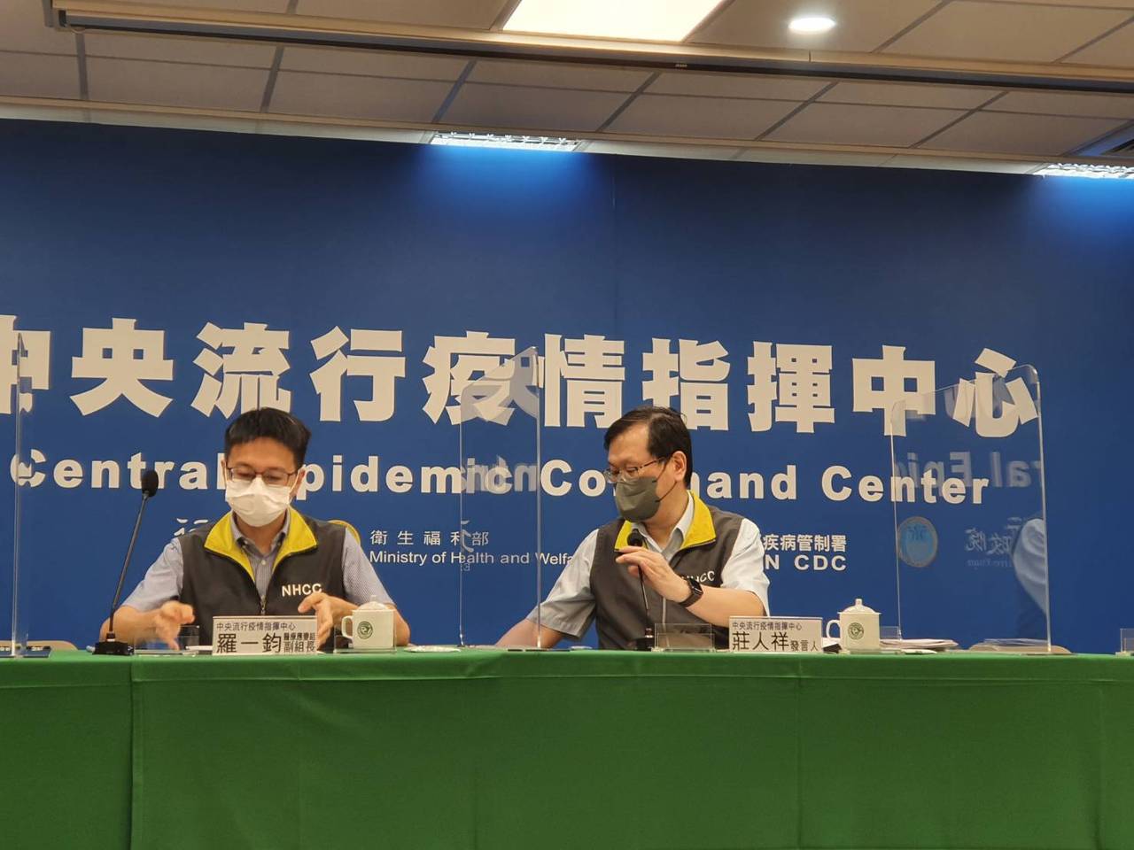 指揮中心醫療應變組副組長羅一鈞（左）、發言人莊人祥（右）。記者楊雅棠／攝影