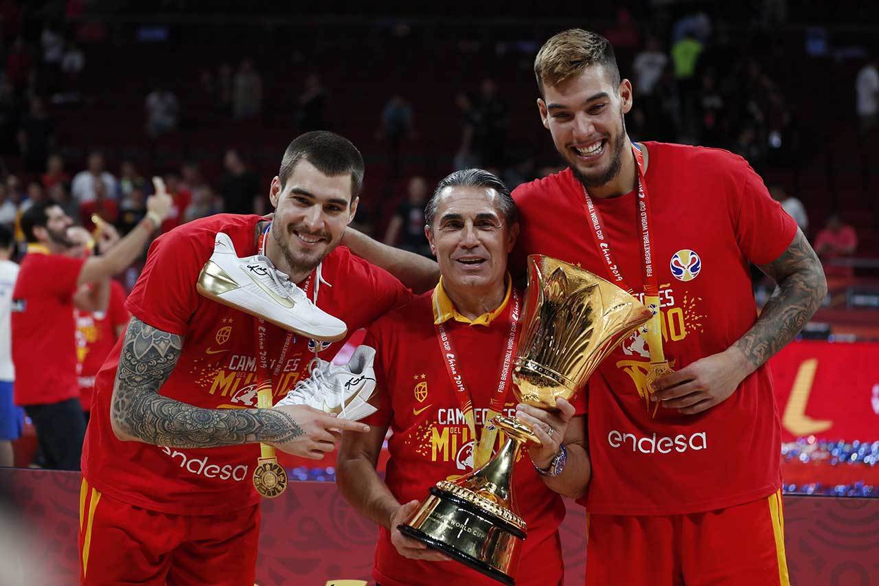 厄南戈梅茲(左)與哥哥(右)都是西班牙男籃國家隊的球員，在2019年世界盃男子籃球賽中，他們與盧比歐、小加索等名將一起為西班牙拿下冠軍。 歐新社資料照片