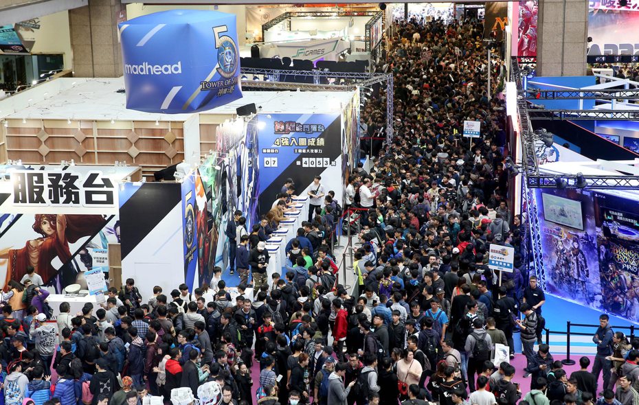 過去台北國際電玩展的周末高峰期盛況，湧入大批電玩迷將展場擠爆。報系資料照／記者余承翰攝影