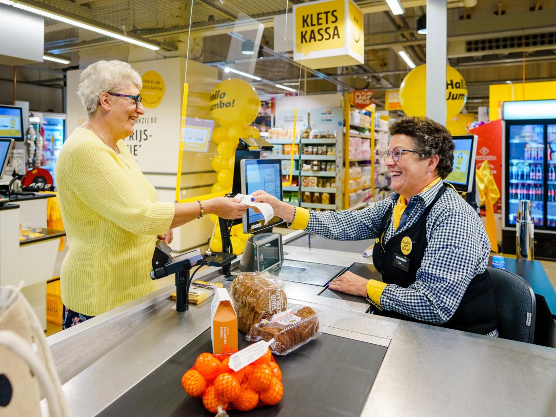 荷蘭政府針對人口老化制定「打擊孤單（One Against Loneliness）」計畫，Jumbo超市推出的「聊天結帳」櫃檯，正是為了配合政策推出的服務之一。