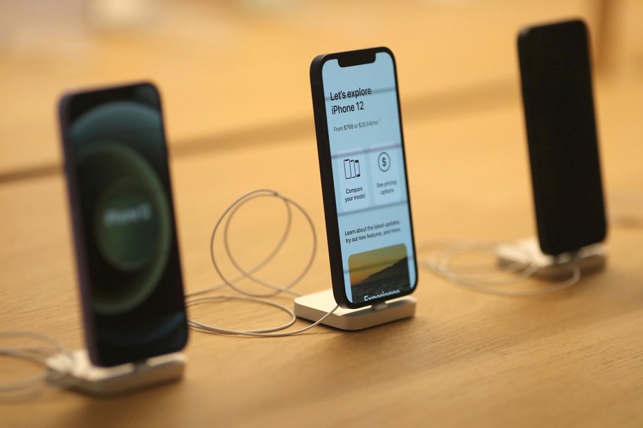 近日用戶發現蘋果悄悄在iOS 17.4讓iPhone 12支援Qi2無線充電標準，最高可達15W充電功率。圖為iPhone 12。路透