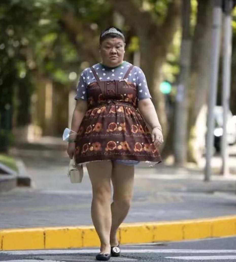 上海50歲「安福路小公主」每天穿自製公主裙上街！（小紅書截圖）