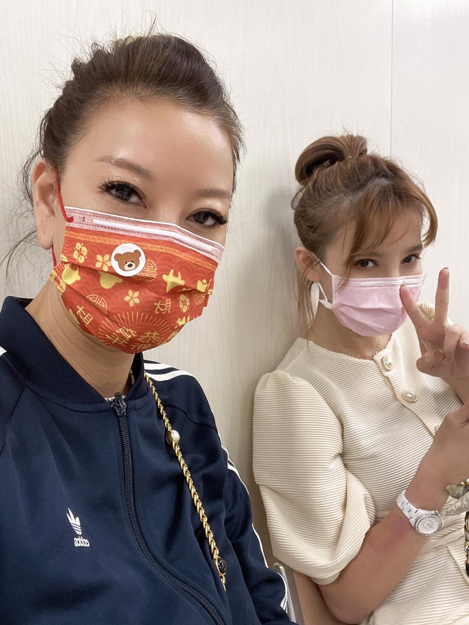 楊繡惠（左）半夜掛急診，閨蜜江泳錡義氣陪伴。圖／摘自臉書