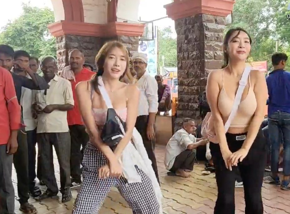 南韓主播「朴西瓜」、「呂蔚恩」到印度開直播，兩人身穿火辣露胸裝，在街頭大跳熱舞，讓不少網友捏一把冷汗。圖擷自AfreecaTV