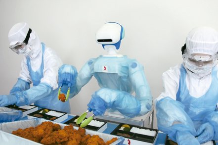 到了2030年，和人並肩工作的機器人在廚房大展身手。餐廳裡的作業都由機器人代勞，員工只要專心和顧客交流就好。